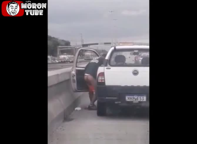 Video :To address an emergency, a driver exits his vehicle!